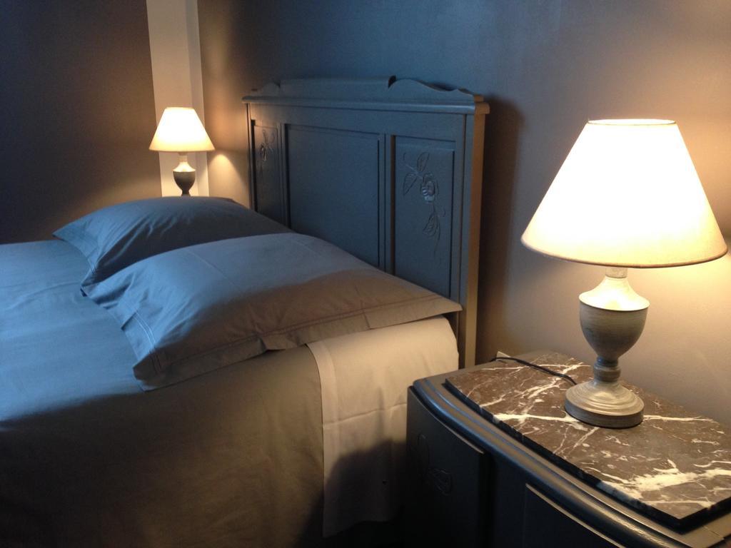 Bed and Breakfast Le Pré aux Daims à Saint-Étienne-la-Thillaye Chambre photo