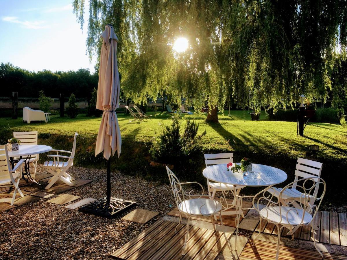 Bed and Breakfast Le Pré aux Daims à Saint-Étienne-la-Thillaye Extérieur photo